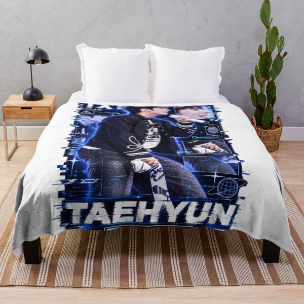 Aperçu de l'œuvre Présence scénique de Taehyun TXT Cyberpunk bleu électrique créée et vendue par Valeree Store.