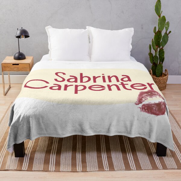Aperçu de l'œuvre Baiser de Sabrina Carpenter—Pop Girl créée et vendue par Otherlane Studio.