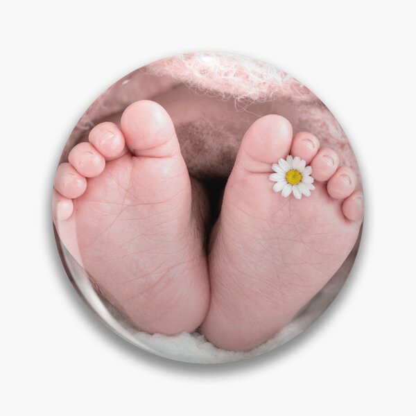 Artikelvorschau, Babyfüße unter einer rosa Decke mit Gänseblümchen entworfen und verkauft von Maria Dryfhout.