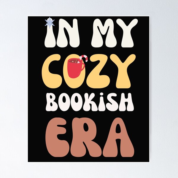 Aperçu de l'œuvre In My Cozy Bookish Era Retro Christmas Book Lover créée et vendue par mumchaosdesigns.
