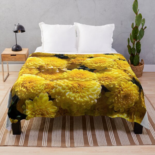 Aperçu de l'œuvre Chrysanthèmes jaune vif créée et vendue par JamesMathewsArt.