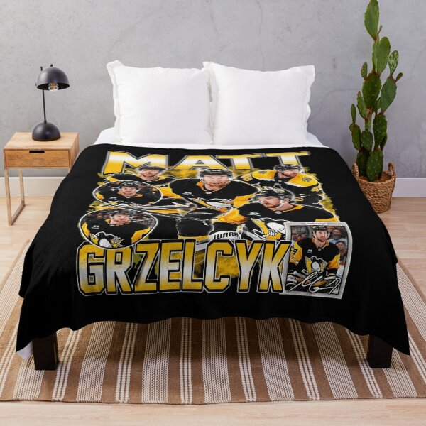 Aperçu de l'œuvre Maillot vintage rétro des Penguins de Pittsburgh de Matt Grzelcyk créée et vendue par JasonGrav33650.