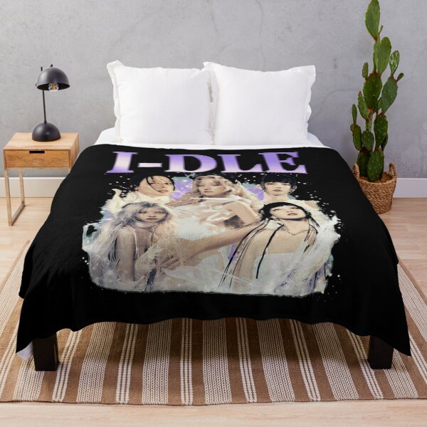 Aperçu de l'œuvre T-shirt rétro pour fan de groupe Kpop féminin créée et vendue par SeanThoma82727.