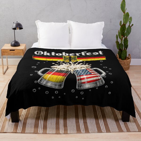 Aperçu de l'œuvre Oktoberfest, buveurs allemands, hommes et femmes, drapeau allemand vintage créée et vendue par RenettaFunky.