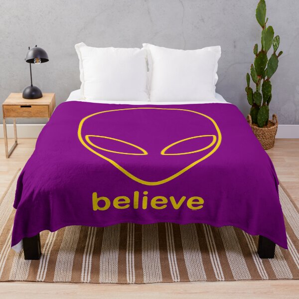 Item preview, Alien Believe Retro Ciencia Ficción Minimalista Gráfico - Oro designed and sold by VoglR.