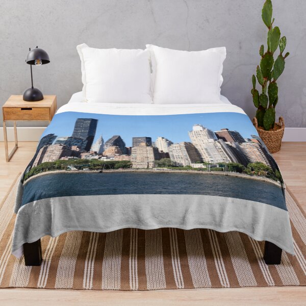 Artikelvorschau, Manhattan-Skyline von Roosevelt Island aus gesehen – New York City entworfen und verkauft von Grove of Things.
