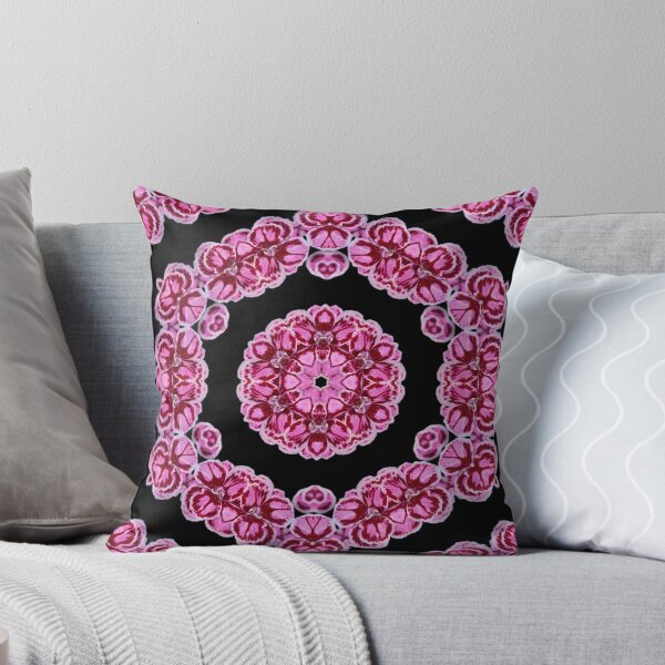 Aperçu de l'œuvre Intricate Pink Floral Kaleidoscope - Detailed Botanical Pattern créée et vendue par SilentBloomLab.