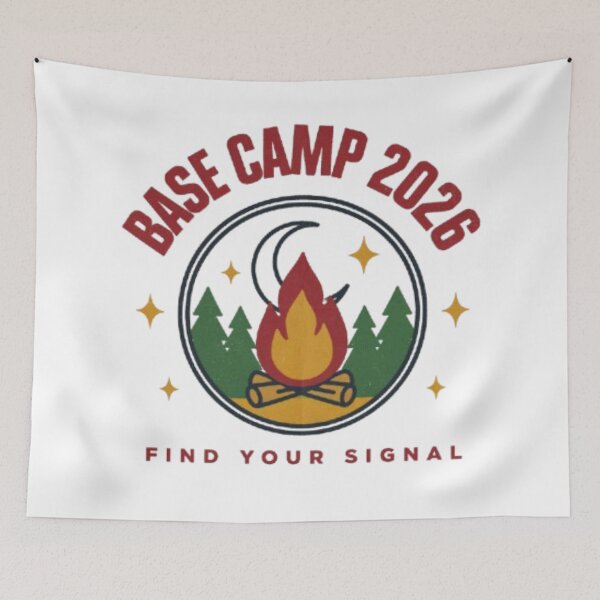 Aperçu de l'œuvre Base Camp 2026 - Badge de camping en plein air « Trouvez votre signal » créée et vendue par PoleksGraphics.