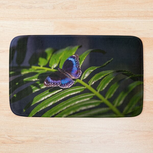 Artikelvorschau, Schmetterling mit Saphirflügeln entworfen und verkauft von Twisted Light Images.