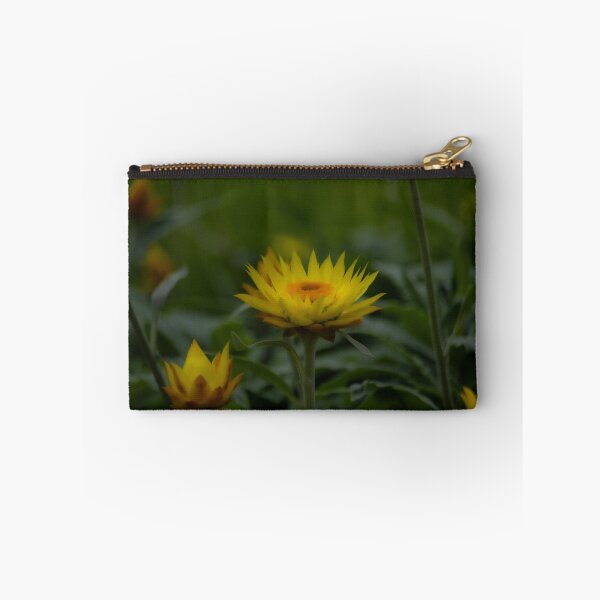 Artikelvorschau, Goldene Blütenblüte im Weichzeichner entworfen und verkauft von Twisted Light Images.