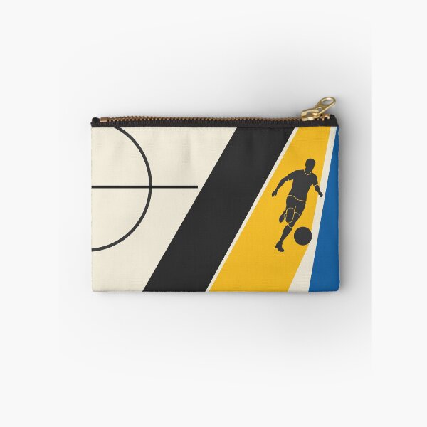 Artikelvorschau, Fußballposter mit der Nummer 7, Bauhaus-Fußballposter, Fußballkunst mit der Nummer 7, Flügelspieler-Fußballdeko, geometrisches Sportposter, Fußballgeschenk entworfen und verkauft von Studio pod Burom.