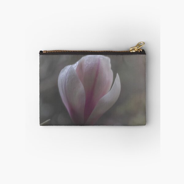 Artikelvorschau, Magnolie im Nebel entworfen und verkauft von Twisted Light Images.