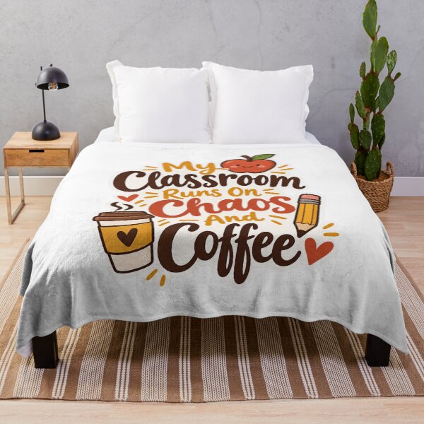 Artikelvorschau, Mein Klassenzimmer läuft mit Chaos und Kaffee. entworfen und verkauft von NovaToons.