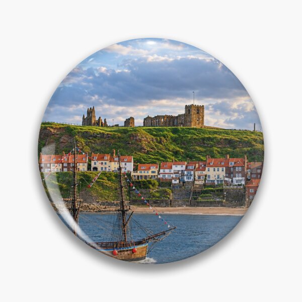 Artikelvorschau, Historisches Segelschiff vor der Küste von Whitby entworfen und verkauft von Astute-Artio-Photography.