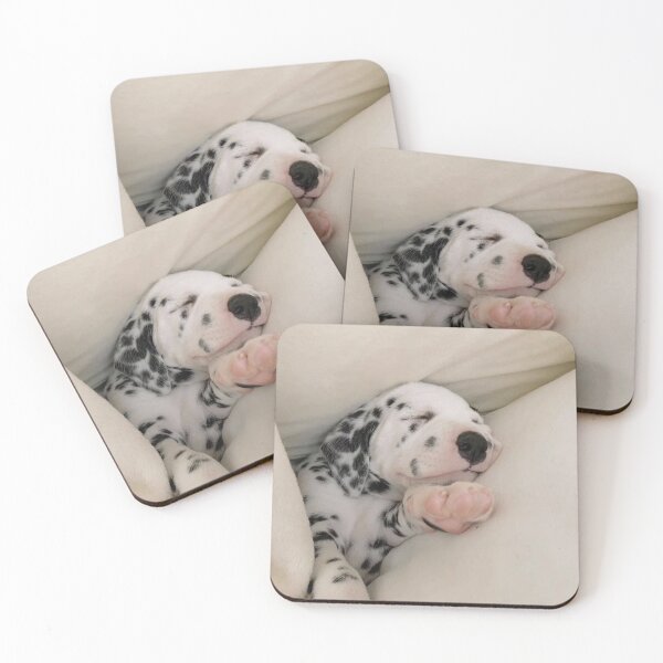 Aperçu de l'œuvre Portrait en gros plan d'un chiot dalmatien endormi créée et vendue par VanGaldo.