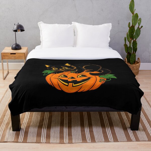 Item preview, Camiseta vintage de gato negro sobre calabaza de Halloween, camiseta retro de gatito calabaza para la temporada de Halloween. designed and sold by MAXIZPRINT.