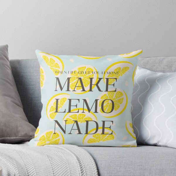 Aperçu de l'œuvre Quand la vie te donne des citrons, fais de la limonade : Motif de citation aux agrumes jaune pastel créée et vendue par Kat Designs Store.