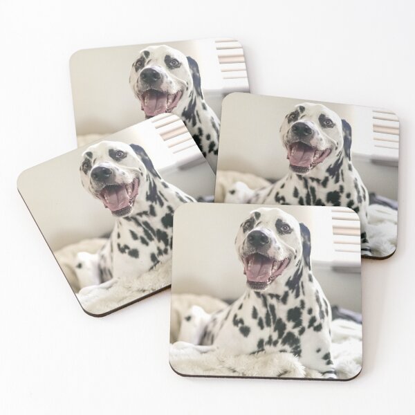 Aperçu de l'œuvre Un dalmatien souriant allongé sur une couverture moelleuse créée et vendue par VanGaldo.