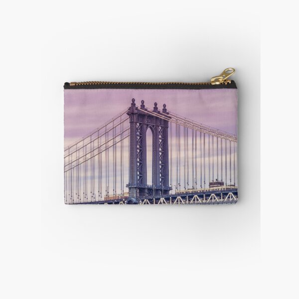 Artikelvorschau, Manhattan Bridge bei violettem Sonnenuntergang entworfen und verkauft von assaf.