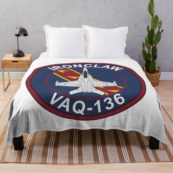 Artikelvorschau, US Navy VAQ-136 Handschuhe Ironclaw EA-18G Growler Patch entworfen und verkauft von CharlieDesings.