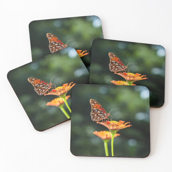 Aperçu de l'œuvre Papillon orange sur une fleur de zinnia créée et vendue par PhotoArtbyGrace.