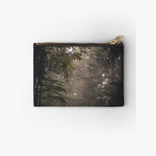 Artikelvorschau, Stimmungsvoller, nebliger Wald, nebelverhangene Bäume, Landschaftsfotografie entworfen und verkauft von wildsilencee.