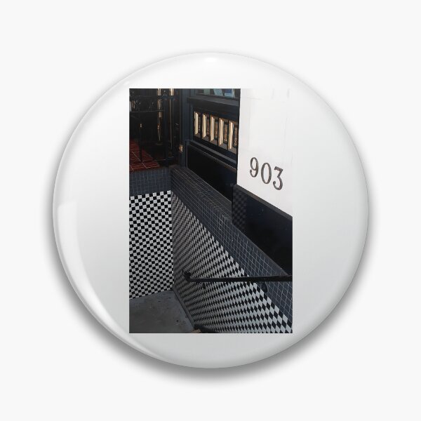 Aperçu de l'œuvre Escalier à damier créée et vendue par DaydreamNTeed.
