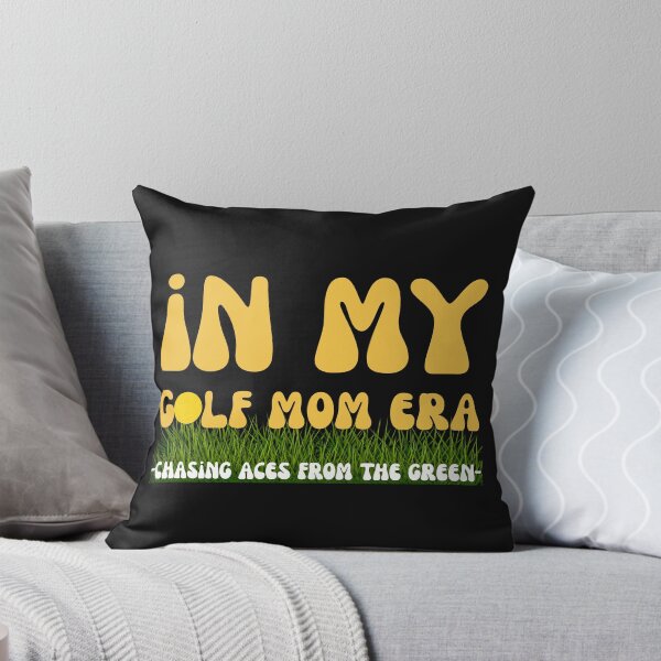 Artikelvorschau, Groovy In My Golf Mom Era Chasing Aces From The Green entworfen und verkauft von mumchaosdesigns.