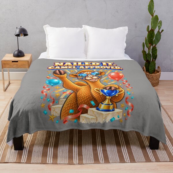 Artikelvorschau, Volltreffer! Kamel-geprüft – Lustiges Kamel-T-Shirt mit Tiermotiv entworfen und verkauft von Camel & Quirk.