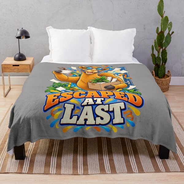 Artikelvorschau, Feierabend-Kamel – Lustiges Kamel-Geschenk-T-Shirt mit Tiermotiv entworfen und verkauft von Camel & Quirk.