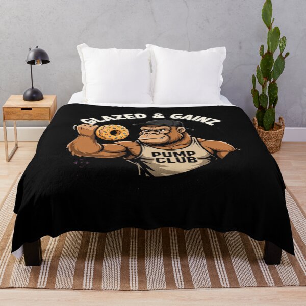 Aperçu de l'œuvre T-shirt de gym humoristique Glazed And Gainz Pump Club | T-shirt d'entraînement Gorilla Lifting Donut | Cadeau fitness pour homme créée et vendue par StrongEveryDayStore.