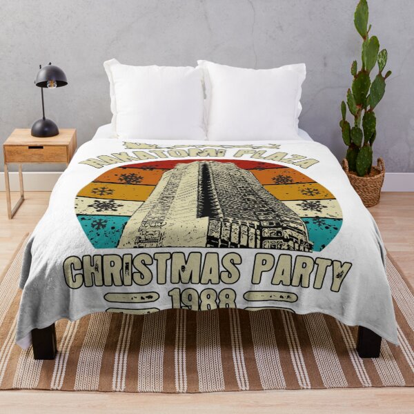 Artikelvorschau, Die Hard Weihnachtsparty Weihnachten Hans Gruber Design Nakatomi Plaza 1988 Pullover T-Shirt Tasse Kleid Kissen Überwurf Weihnachtsmann Film Schnee Lustig Deck The Hans entworfen und verkauft von Cool Robot Bro..