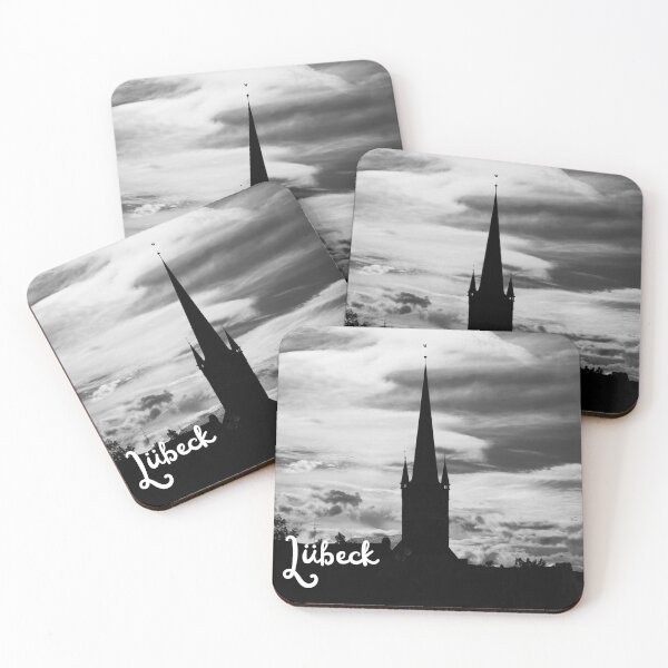 Artikelvorschau, Lübeck Kirchturm Silhouette Schwarz Weiß Wandkunst entworfen und verkauft von Tammigrafie.
