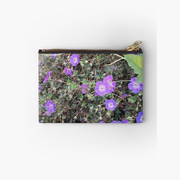 Artikelvorschau, Purple Geranium Flowers In Garden entworfen und verkauft von PhuongVoArt.
