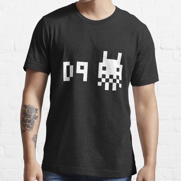 District 9 8 bit Essential T-Shirt