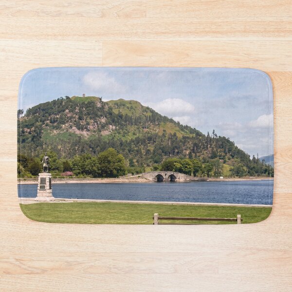 Artikelvorschau, Inveraray Waterfront, Loch Fyne: Ruhige schottische Highlands entworfen und verkauft von ArtworkNorth.