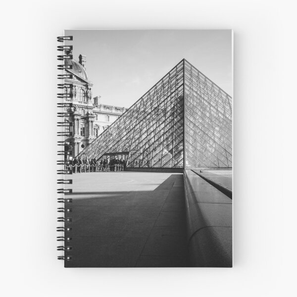 Artikelvorschau, Die Louvre-Pyramide, Louvre-Museum Paris, Frankreich, Landschaftsfotografie (Schwarz-Weiß) entworfen und verkauft von Astrid Arkhangelsky.