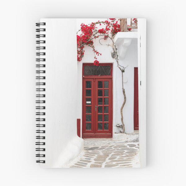 Artikelvorschau, Griechische Straße in Mykonos mit roter Tür und Bougainvillea entworfen und verkauft von NinelRo.