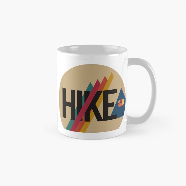 Aperçu de l'œuvre Insigne de randonnée vintage HIKE – Graphique rétro de randonnée en montagne créée et vendue par MyNeko.