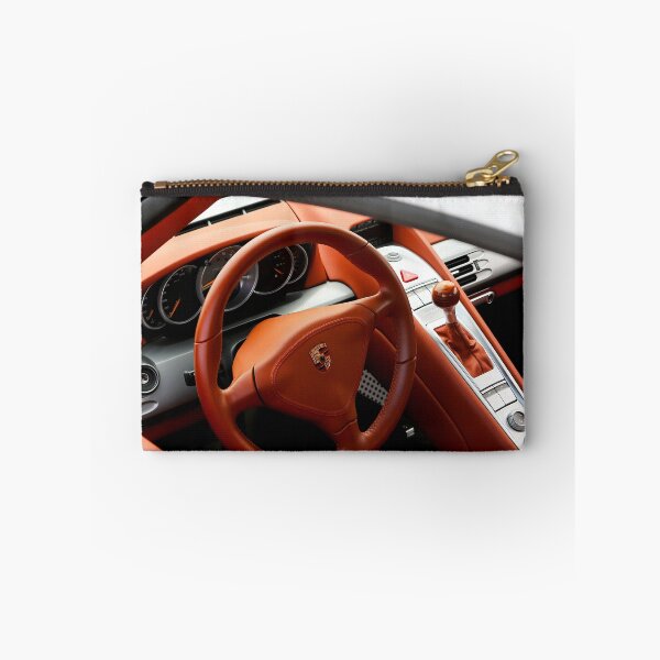 Aperçu de l'œuvre Détails de l'intérieur en cuir cognac Porsche Carrera GT créée et vendue par Peter Kraaibeek Art Gallery.