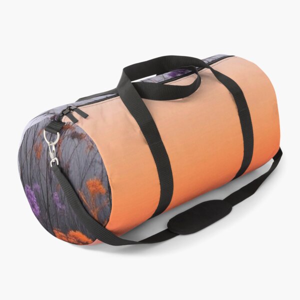 Artikelvorschau, Nebeliger Sonnenuntergang, Wildblumenwaldlandschaft – Neblige violette und orangefarbene Natur entworfen und verkauft von LYAN-STORE.