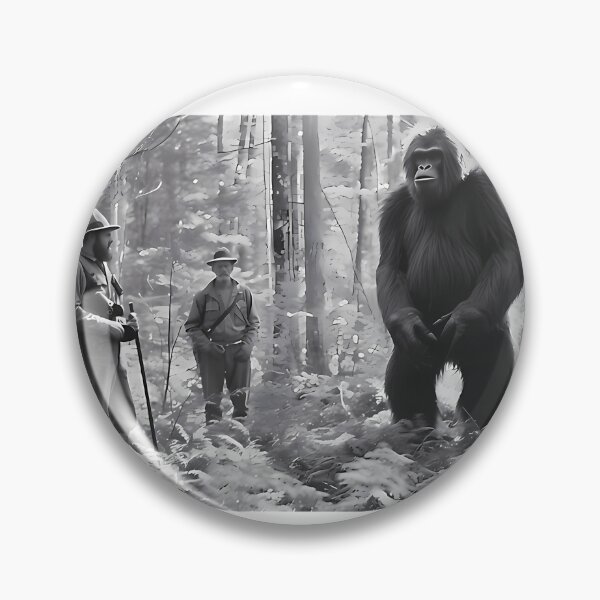 Artikelvorschau, Erstes Foto eines echten Bigfoot, aufgenommen von Biologen der Muchachuche-Universität entworfen und verkauft von Mortonosciski.