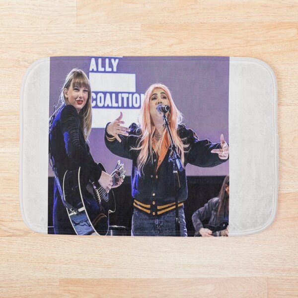 Artikelvorschau, Taylor Swift & Hayley Kiyoko, Zarte Polaroid-Bearbeitung entworfen und verkauft von simpleswift.