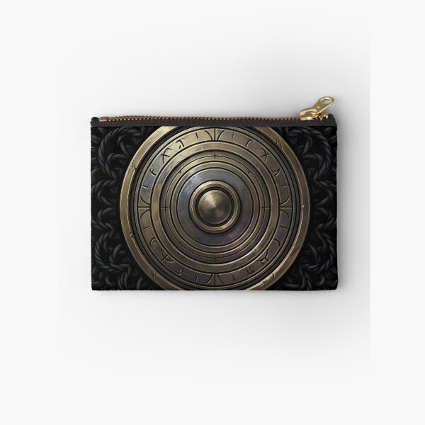 Aperçu de l'œuvre Objet occulte en dentelle noire — Astrolabe en laiton dans un médaillon en dentelle créée et vendue par IllumeInk.