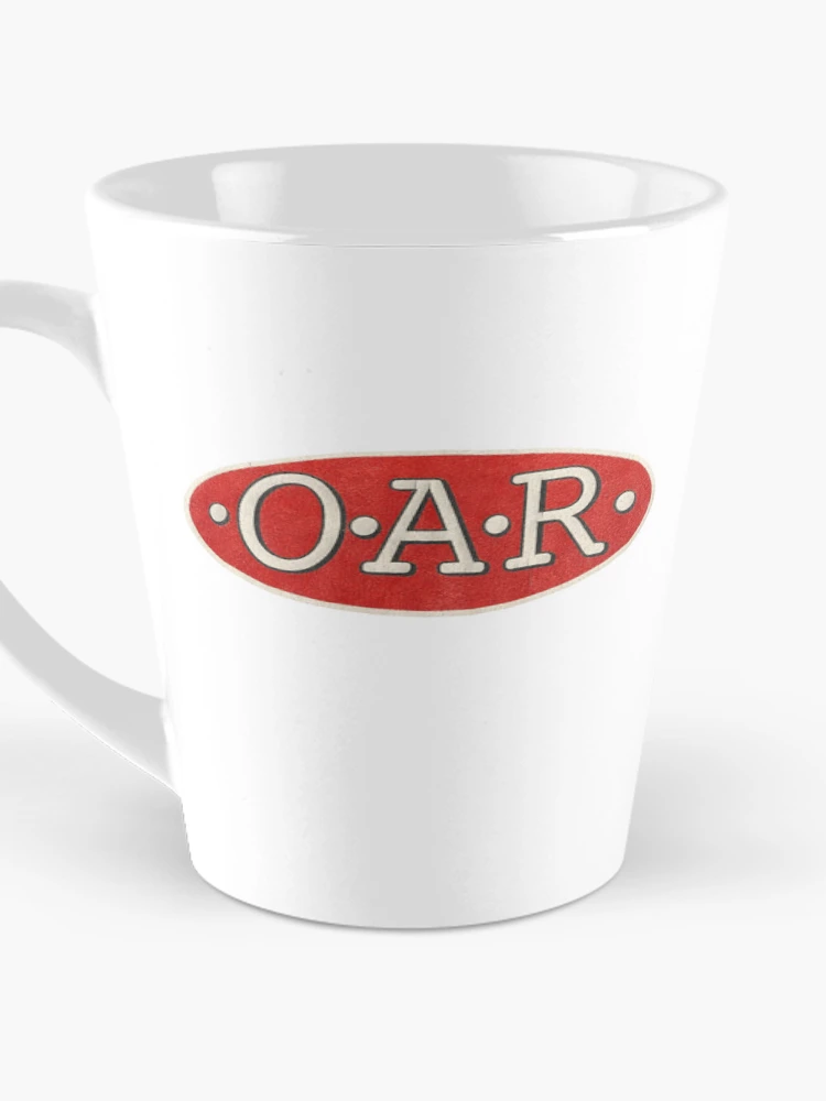 Aperçu 3 sur 4. Mug à café avec l'œuvre Route des Rocheuses Rouges créée et vendue par Doris Abney.