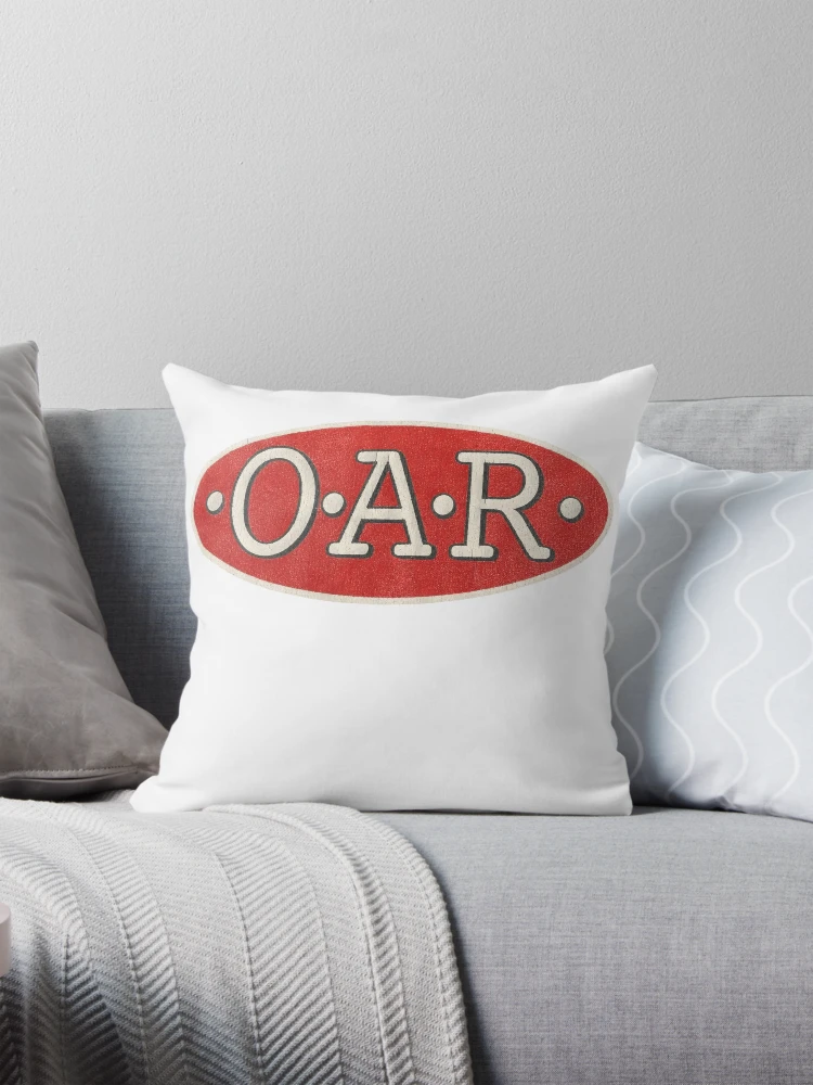 Aperçu 1 sur 4. Coussin avec l'œuvre Route des Rocheuses Rouges créée et vendue par Doris Abney.