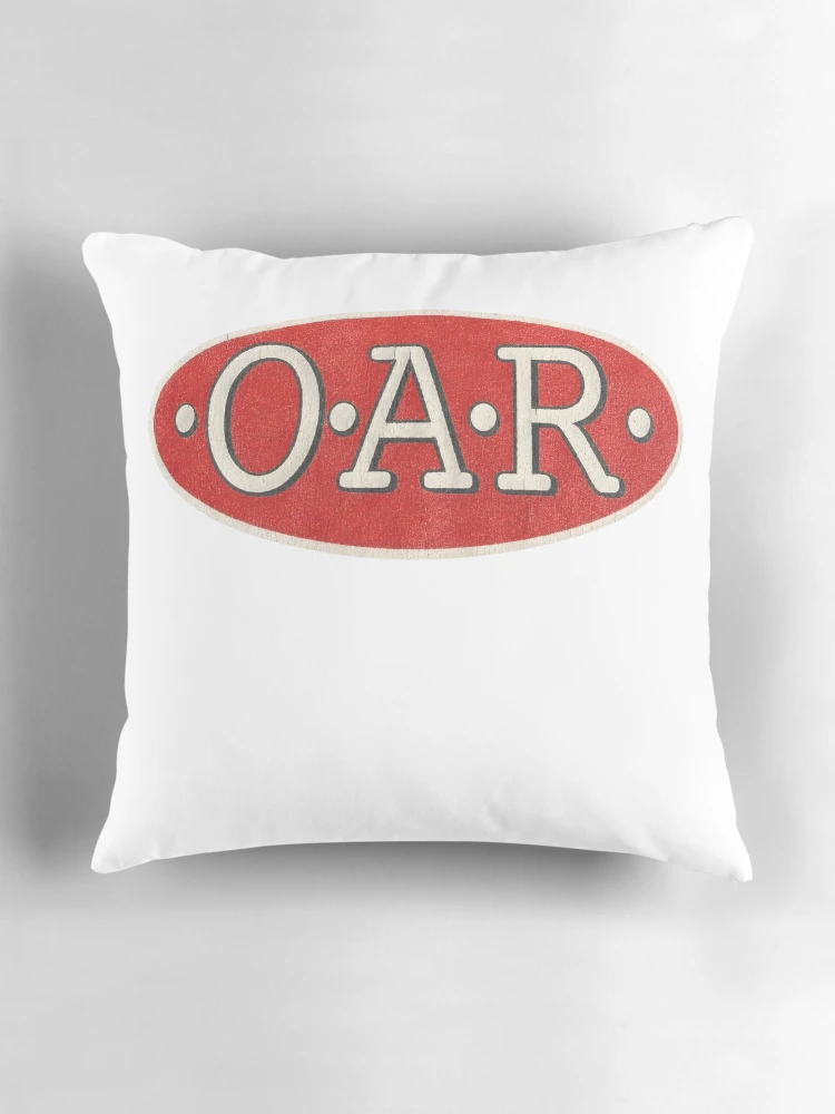 Aperçu 3 sur 4. Coussin avec l'œuvre Route des Rocheuses Rouges créée et vendue par Doris Abney.