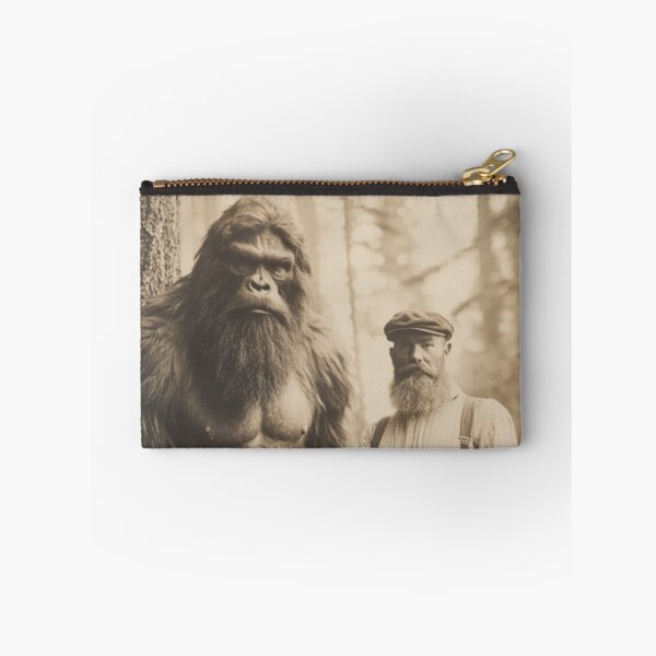 Aperçu de l'œuvre Photo vintage de Bigfoot et d'un bûcheron cryptide créée et vendue par GSizzle1.