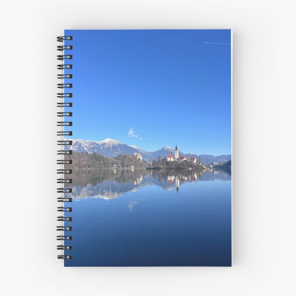 Artikelvorschau, Reflexionen über den Bleder See, Slowenien entworfen und verkauft von LondonArtTravels.