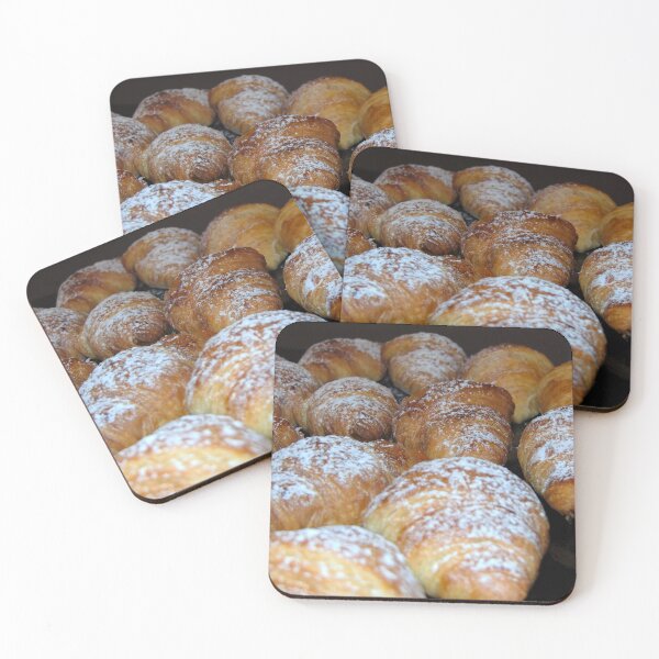 Artikelvorschau, Italienische Croissants, bestreut mit Puderzucker, auf glänzend schwarzem Hintergrund. entworfen und verkauft von ollgast5.